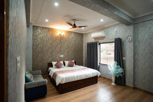 Cama ou camas em um quarto em 4BHK Shruti Home Stay