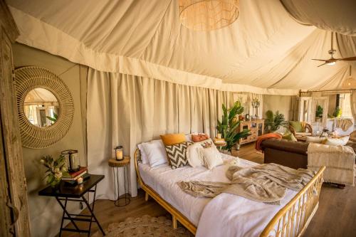 ein Schlafzimmer mit einem Bett in einem Zelt in der Unterkunft Orchard Valley Glamping in Otorohanga