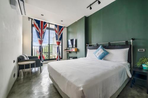 墾丁的住宿－牧海48輕行旅店，卧室设有一张白色大床和一扇窗户。
