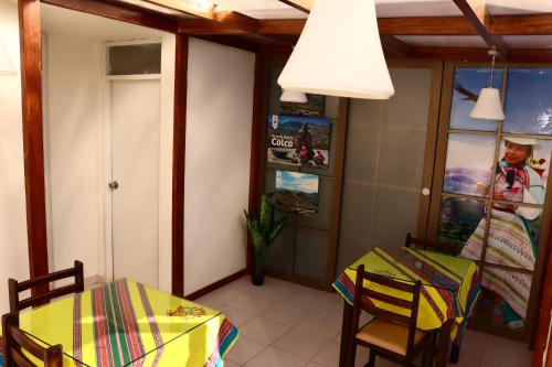 - une salle à manger avec une table et deux chaises dans l'établissement Hotel Sierra Alta Colca, à Chivay