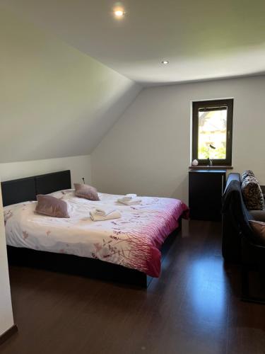 um quarto com uma cama e uma janela em Apartmán Krahule em Krahule