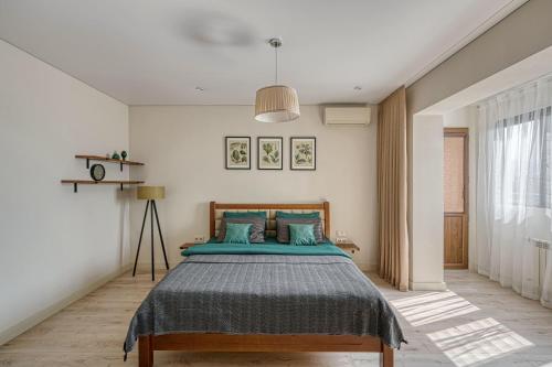 Ένα ή περισσότερα κρεβάτια σε δωμάτιο στο Aisulu - апартаменты в центре города - выбор для туриста и деловых поездок