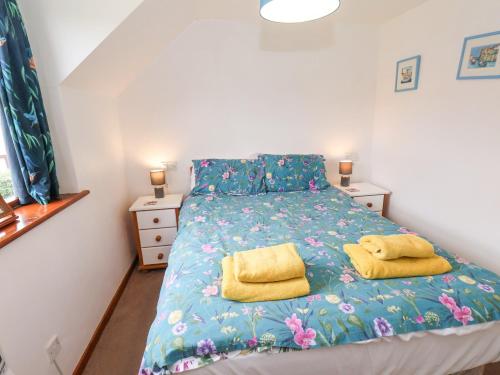 Postel nebo postele na pokoji v ubytování Waterside Cottage