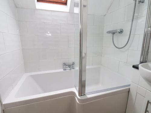 Koupelna v ubytování Waterside Cottage