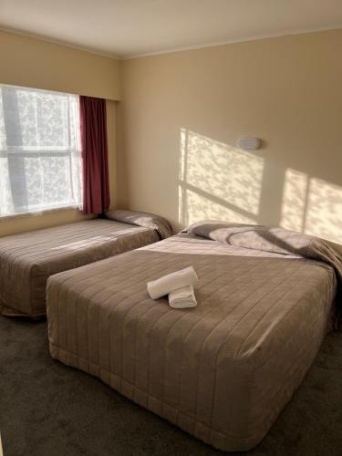 2 camas en una habitación con 2 ventanas en Classic Motel, en Hamilton