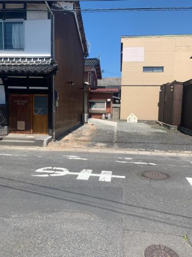 una calle vacía con un cartel de bicicleta en la carretera en 貸し切りゲストハウスsai2nd en Yasugi
