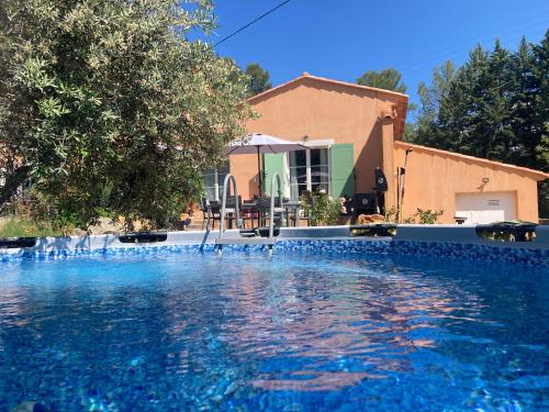 une piscine devant une maison dans l'établissement Le Mas des Oliviers appartement 2 pieces tous conforts, à Draguignan