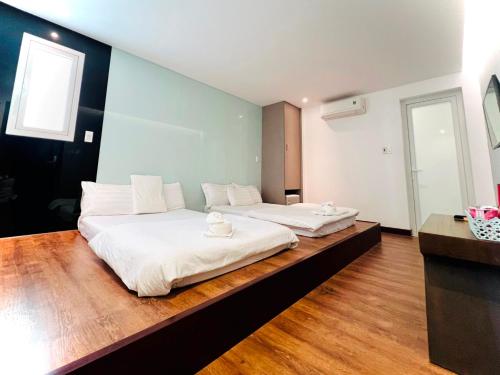 Säng eller sängar i ett rum på Holiday Inn Hotel