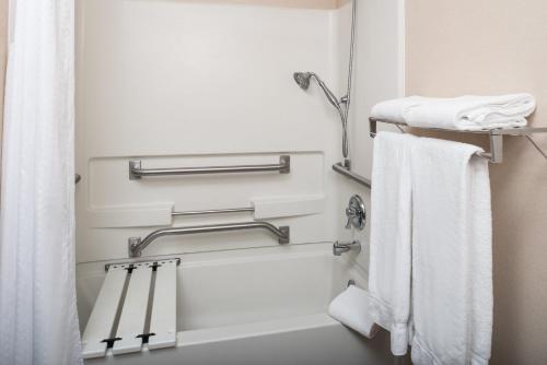 ein Badezimmer mit weißen Handtüchern und einem Duschvorhang in der Unterkunft Holiday Inn Express Spokane-Valley, an IHG Hotel in Spokane Valley