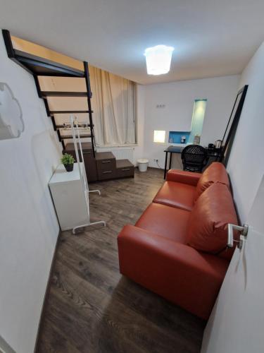 ブダペストにあるBlue Loftsのリビングルーム(赤いソファ、階段付)