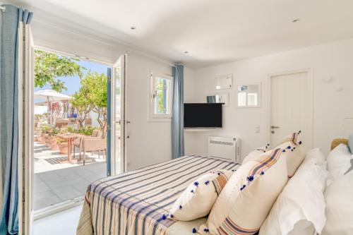 a bedroom with a bed with a view of a patio at Villa Bellonia in Naousa