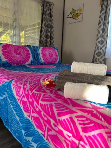 Una cama con dos toallas encima. en Rangiriri Vacay, en Amuri
