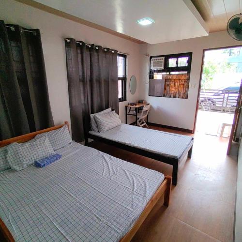 Katil atau katil-katil dalam bilik di ELyn's Guesthouse -Studio Unit -Family Room with WIFI, Netflix, parking space