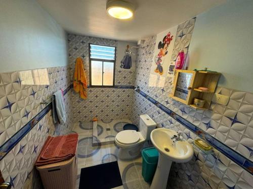 Ένα μπάνιο στο Departamento amplio familiar y cómodo en El Alto