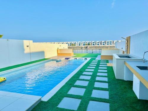 una piscina en la azotea de un edificio en 3BR White Pearl Luxury Villa, en Fujairah