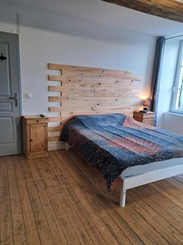 - une chambre avec un lit et un mur en bois dans l'établissement maison de vacance à mosles, à Mosles