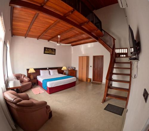 SurfBayVilla في ديكويلا تين: غرفة نوم بسرير ودرج في غرفة