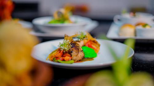 un piatto bianco di cibo su un tavolo di Grand Kalundawa Resort a Dambulla