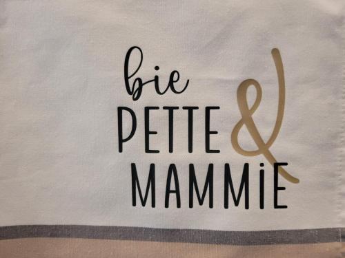 a sign that reads fire petite manmite with a treble istg at Nieuwe vakantie-Chalet "Bie mammie en pette" in Bocholt