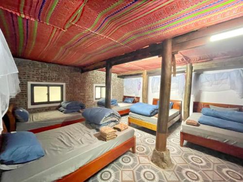 Ένα ή περισσότερα κρεβάτια σε δωμάτιο στο Homestay Nàng Lèng