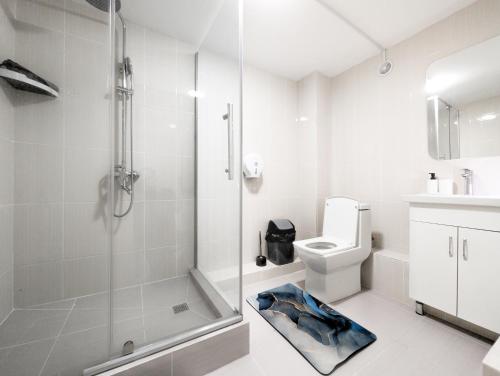 Bilik mandi di Wanderlust hostel Riverside