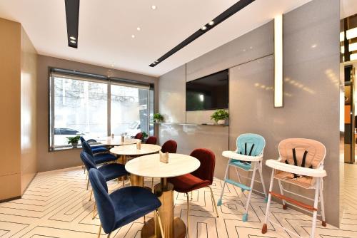 a restaurant with tables and chairs and a window at Atour Light Hotel Shenyang Tiexi Plaza Wanxianghui in Shenyang
