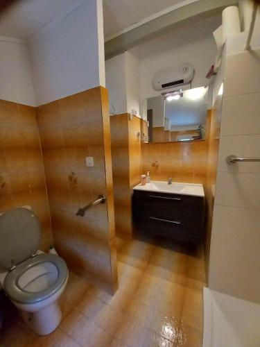 une salle de bain avec toilettes et lavabo dans l'établissement Chambre d hôte les heures claires, à Istres
