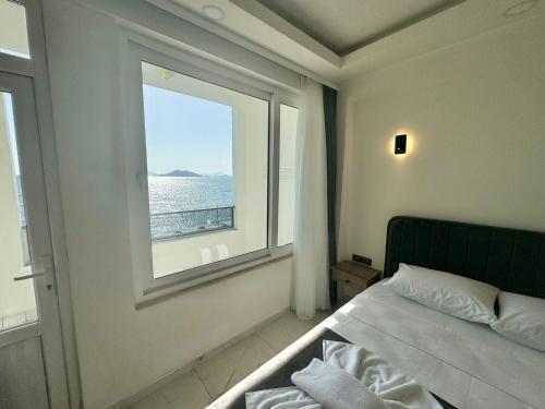 Ένα ή περισσότερα κρεβάτια σε δωμάτιο στο Sea Door Hotel