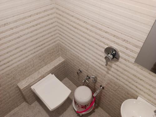 uma pequena casa de banho com WC e lavatório em Hotel Karnavati em Ahmedabad