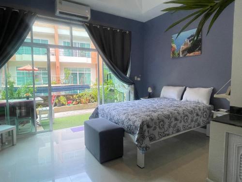 Postel nebo postele na pokoji v ubytování Thalassa pool Kata Beach