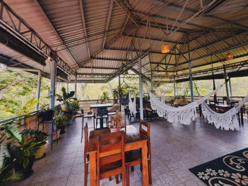Zimmer mit Tisch und Stühlen in einem Gebäude in der Unterkunft La Vida Hostel in Puerto Princesa