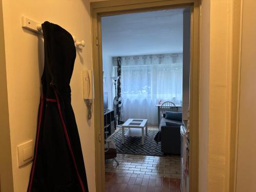 un vestido colgando de una puerta en una habitación en Les clémentines, en Niza