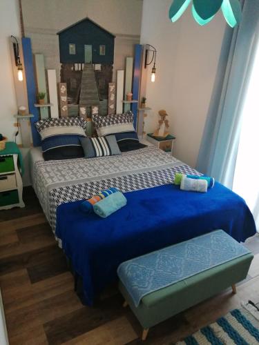 une chambre avec deux lits avec des couettes bleues dans l'établissement Casa Di sardhina, à Ghisonaccia
