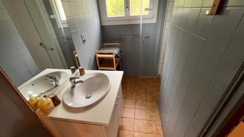 W łazience znajduje się umywalka i lustro. w obiekcie Métairie de Moutiques w mieście Cazaubon