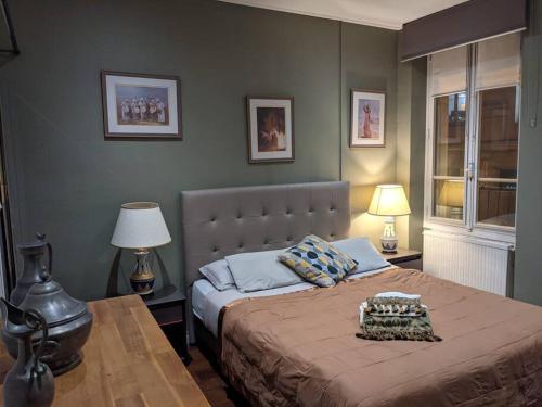 - une chambre avec un lit avec deux lampes et une table dans l'établissement 2 bd 16th Arrondissement Trocadero Sleeps 4 to 6 Eiffel Tower, à Paris