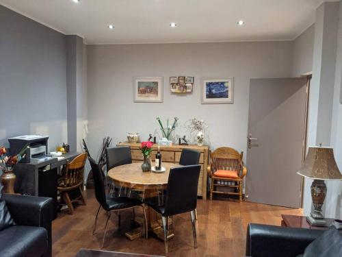 un salon avec une table et des chaises dans l'établissement 2 bd 16th Arrondissement Trocadero Sleeps 4 to 6 Eiffel Tower, à Paris
