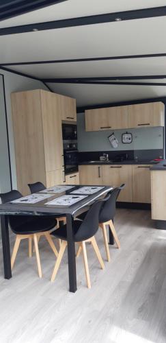 - une table à manger et des chaises dans la cuisine dans l'établissement LA LADRILLAIS, à Saint-Père