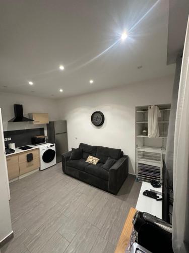 un salon avec un canapé et une cuisine dans l'établissement Charmant studio, à La Colle-sur-Loup