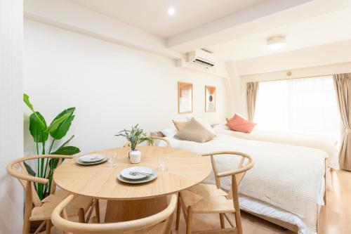 a dining room with a table and chairs and a bed at Residence Stay Hanzomon - レジデンススティ半蔵門 in Tokyo