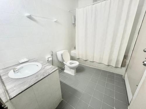 biała łazienka z toaletą i umywalką w obiekcie Muang Thong Family Suite Hatyai w mieście Hat Yai