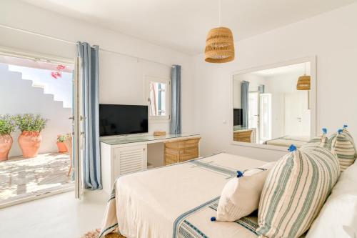 a bedroom with a bed and a large mirror at Villa Bellonia in Naousa