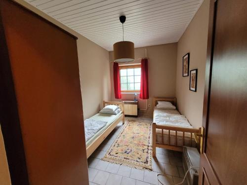 Tiszaderzs的住宿－Ferienhaus am Theiß-See Bella，客房设有两张床和窗户。