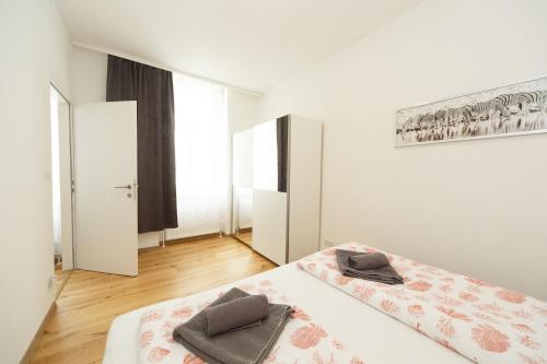 Postel nebo postele na pokoji v ubytování Apartments in Vienna near Schönbrunn & Westbahnhof - Keyless Check-In