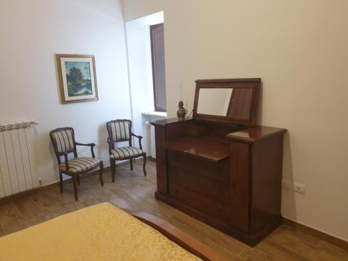 a desk with two chairs and a mirror in a room at Le Rondinelle in San Demetrio neʼ Vestini