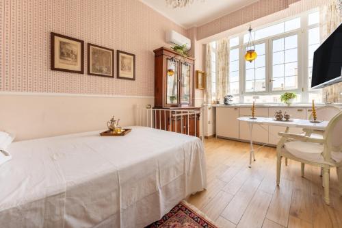 Un dormitorio con una cama, una mesa y un escritorio. en Dependance '800, en Cagliari