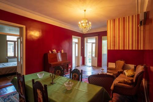 uma sala de estar com uma mesa e um sofá em Дом тсивадзе em Kobuleti