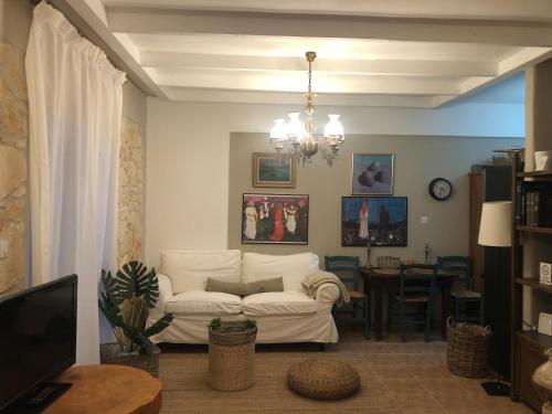 sala de estar con sofá blanco y mesa en Hospitality M7, en Kallithea Halkidikis