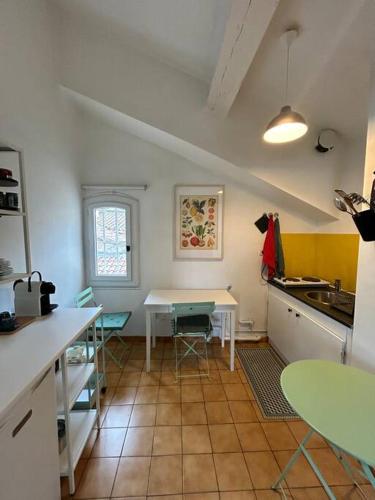 une cuisine avec une table, des chaises et une table dans l'établissement Le Blum Arles centre, à Arles