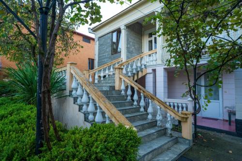 um conjunto de escadas em frente a uma casa em Дом тсивадзе em Kobuleti
