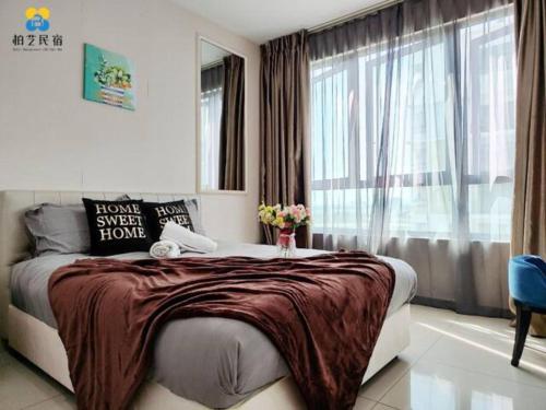 - une chambre avec un lit et une grande fenêtre dans l'établissement I Soho @ I City by Bai Yi # 083a, à Shah Alam